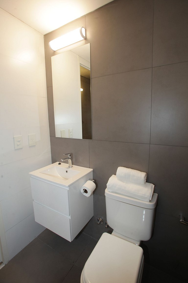 "Tu Hogar Temporal en la Ciudad: Departamento Cómodo y Centr