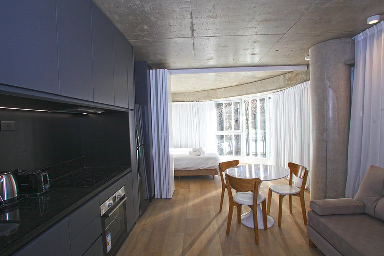 "Tu Hogar Temporal en la Ciudad: Departamento Cómodo y Centr